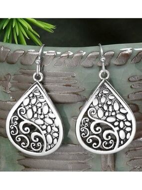 ⭐️ 5 for $25 Vintage Style Silver Tone Hoop Earrings